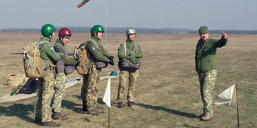 На Вінниччині десантники відпрацювали парашютні стрибки з гранично малих і великих висот