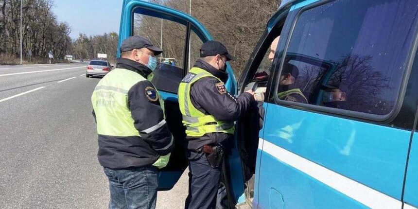 Поліцейські на Вінниччині проводять роз'яснювальну роботу щодо карантинних заходів