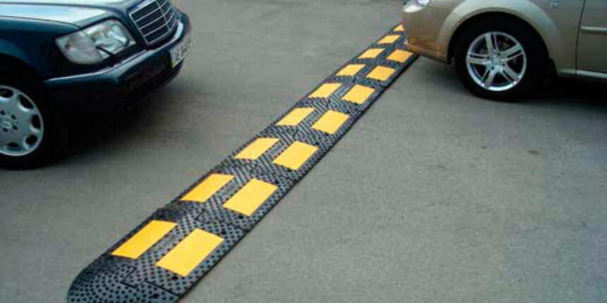 Вінничанин просить відремонтувати "лежачих поліцейських" на Центральному ринку