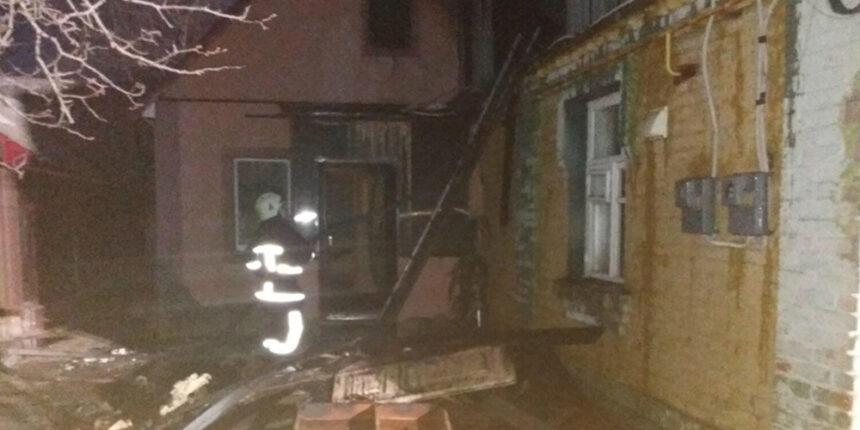 У Вінниці рятувальники ліквідували пожежу в приватному будинку