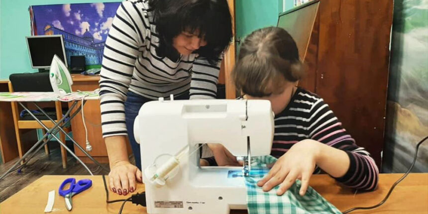 Вінницькі дітлахи на карантині навчаються шити маски для всієї родини