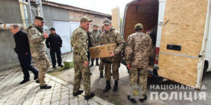 Поліцейським, які несуть службу в зоні ООС, колеги передали Великодні смаколики