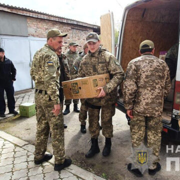 Поліцейським, які несуть службу в зоні ООС, колеги передали Великодні смаколики