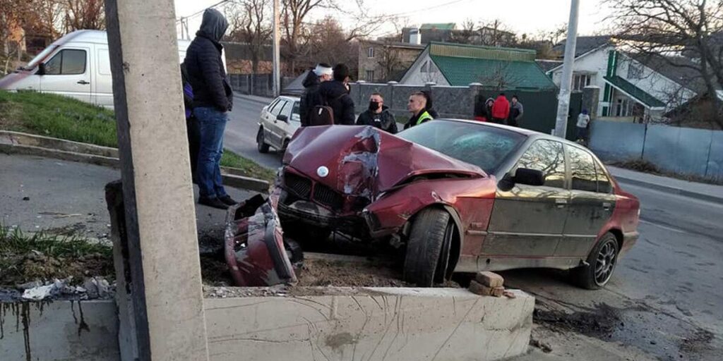 У Вінниці водій BMW вирулив прямо у електроопору
