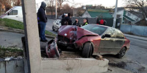 У Вінниці водій BMW вирулив прямо у електроопору
