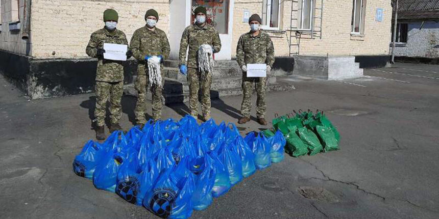 У Хмільнику військові передали пенсіонерам свої "сухпайки"