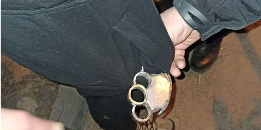 У Вінниці велосипедист їздив вулицями з кастетом