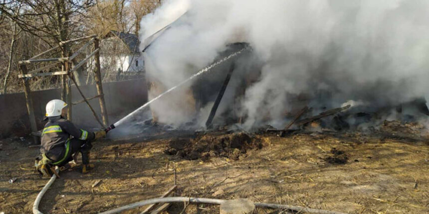 У Літинському районі горіла господарча споруда та сіно