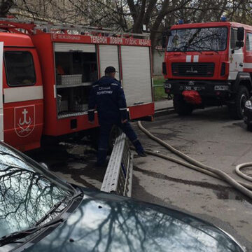 У Вінниці горіла захаращена сміттям квартира у дев'ятиповерхівці