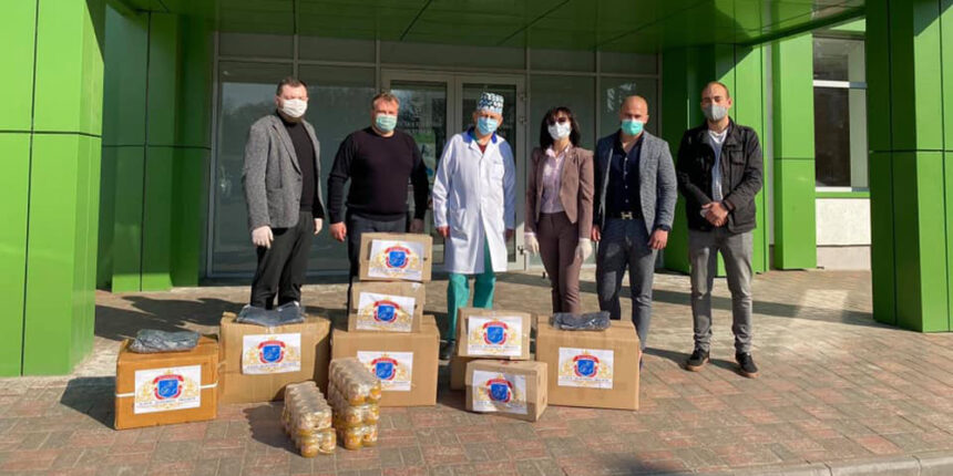 У Вінниці до лікарень передали 180 захисних медичних багаторазових комбінезонів