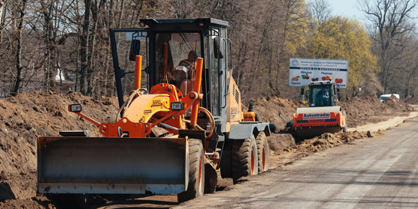 Тривають ремонтні роботи на ділянці за містом Гайсин