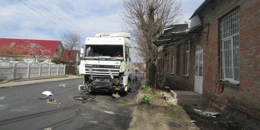У Козятині вантажівка на швидкості врізалась у будівлю місцевої газети