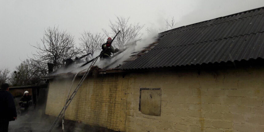 У Вінниці господар мало не спалив хату через необережне паління