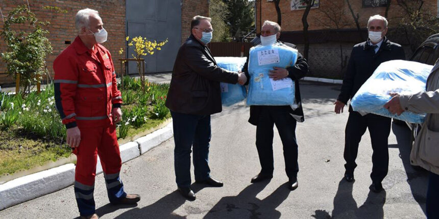 Вінницькій станції екстреної медичної допомоги передали 55 захисних костюмів