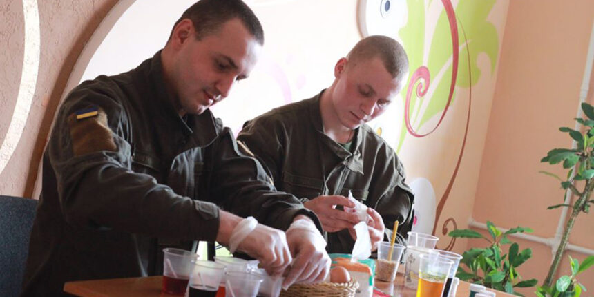 У Вінниці нацгвардієць розмальовував писанки в армійських умовах