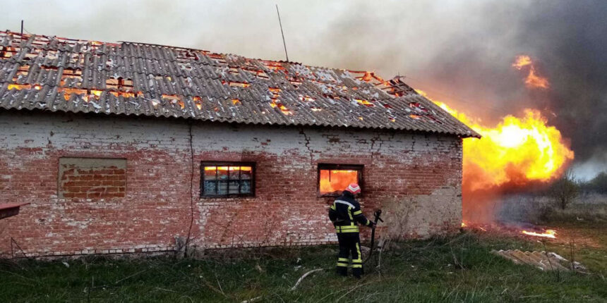 На Вінниччині рятувальники ліквідували пожежу ферми