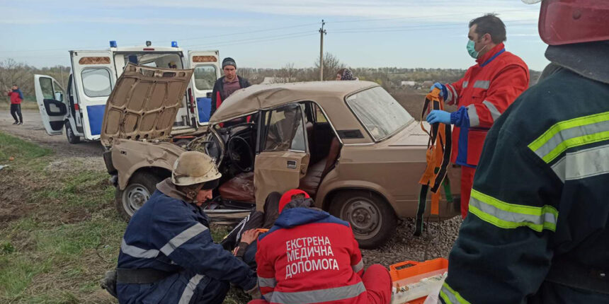 У Іллінецькому районі рятувальників викликали, щоб дістати з авто жертву ДТП