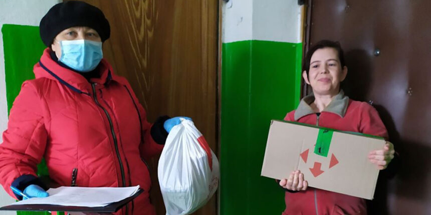 Як соціальні працівники доставляють вінничанам пасхальні набори