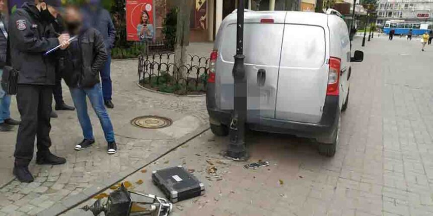 У Вінниці Citroеn збив декоративний ліхтар у центрі міста