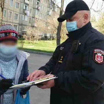 У Вінниці жінці, яка позаклеювала стовпи оголошеннями, виписали штраф