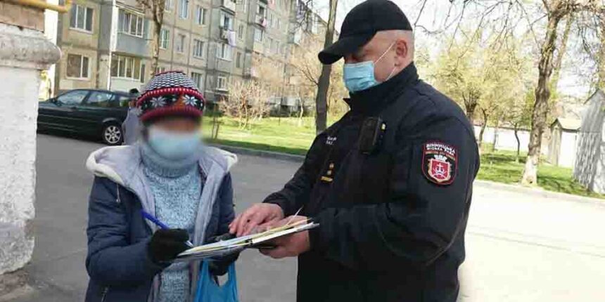 У Вінниці жінці, яка позаклеювала стовпи оголошеннями, виписали штраф