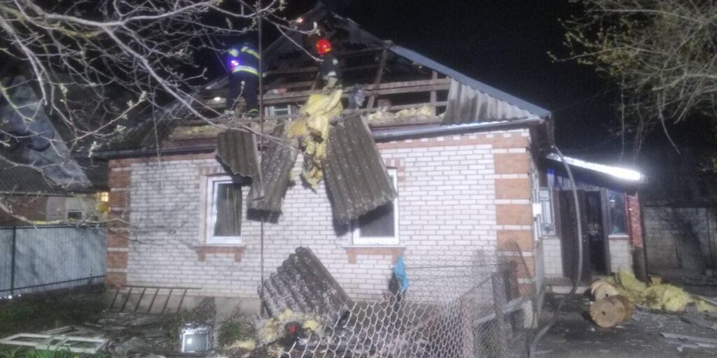 У Калинівці рятувальники вивели літню жінку з будинку, в якому загорівся дах