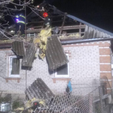 У Калинівці рятувальники вивели літню жінку з будинку, в якому загорівся дах