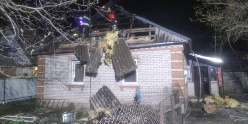 У Калинівці рятувальники вивели літню жінку з будинку, в якому загорівся дах