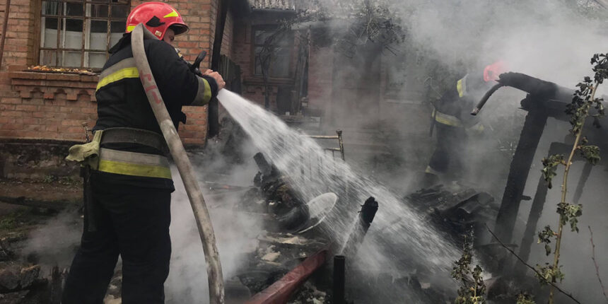 У центрі Вінниці горів сарай і ледь не згорів будинок