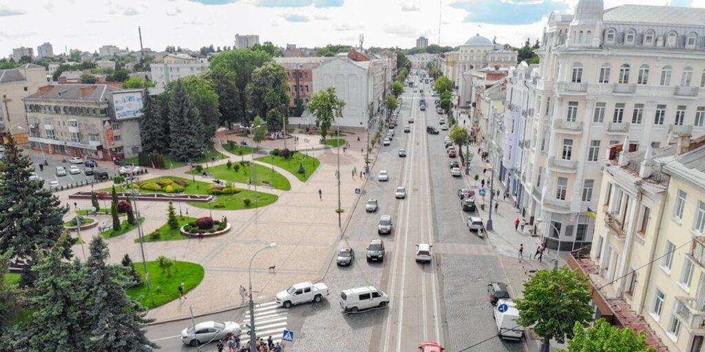 У Вінниці просять відремонтувати дорожнє покриття на центральній вулиці міста
