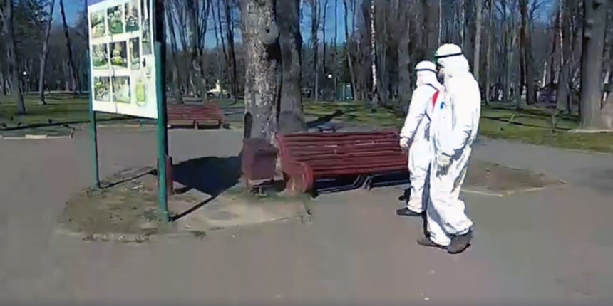 У Вінницькому центральному парку дезінфікують лавки