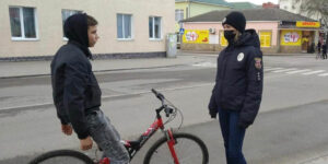 Поліцейські Вінниці закликають дітей залишатися дома не карантині