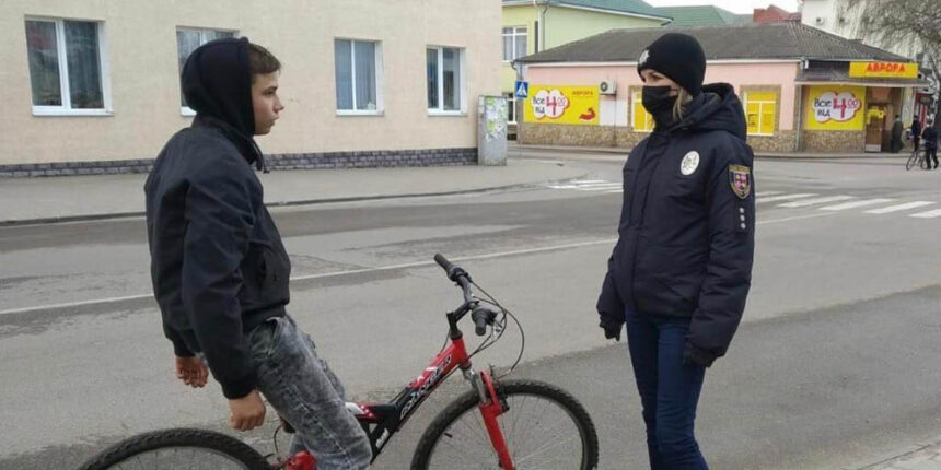 Поліцейські Вінниці закликають дітей залишатися дома не карантині