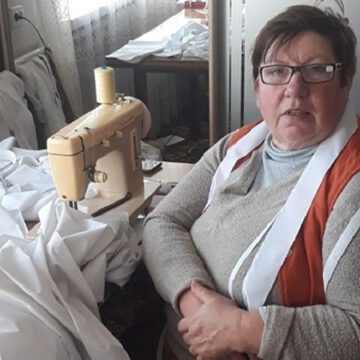 Мешканка Калинівки власноруч зшила 20 захисних костюмів для медиків