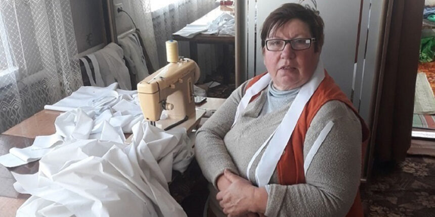 Мешканка Калинівки власноруч зшила 20 захисних костюмів для медиків