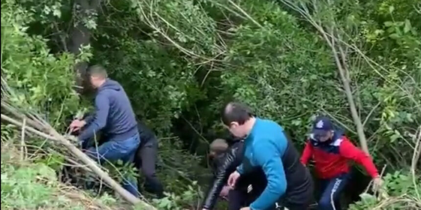 У Вінниці з Київського мосту автівка злетіла вниз: постраждали водій та жінка-пішохід