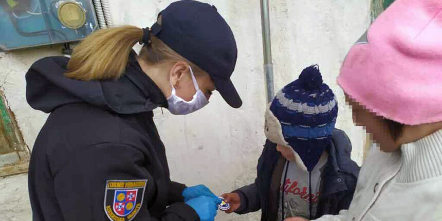 Вінницькі поліцейські перевіряють умови проживання дітей з проблемних сімей