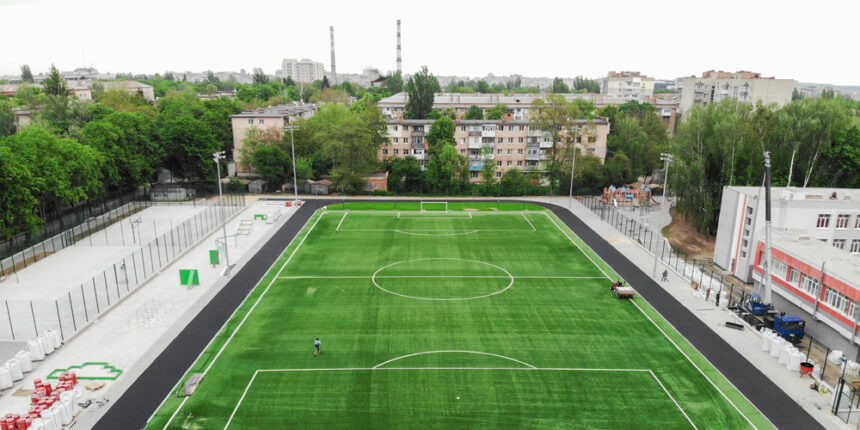 У Вінниці біля школи №33 облаштовують унікальний спортивний майданчик