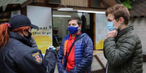 Поліцейські Вінниці роздавали захисні маски дітям і дорослим