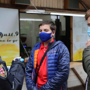 Поліцейські Вінниці роздавали захисні маски дітям і дорослим