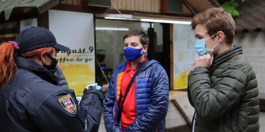 Поліцейські Вінниці роздавали захисні маски дітям і дорослим