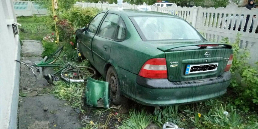 На Вінниччині водійка збила велосипедистку та її двох дітей