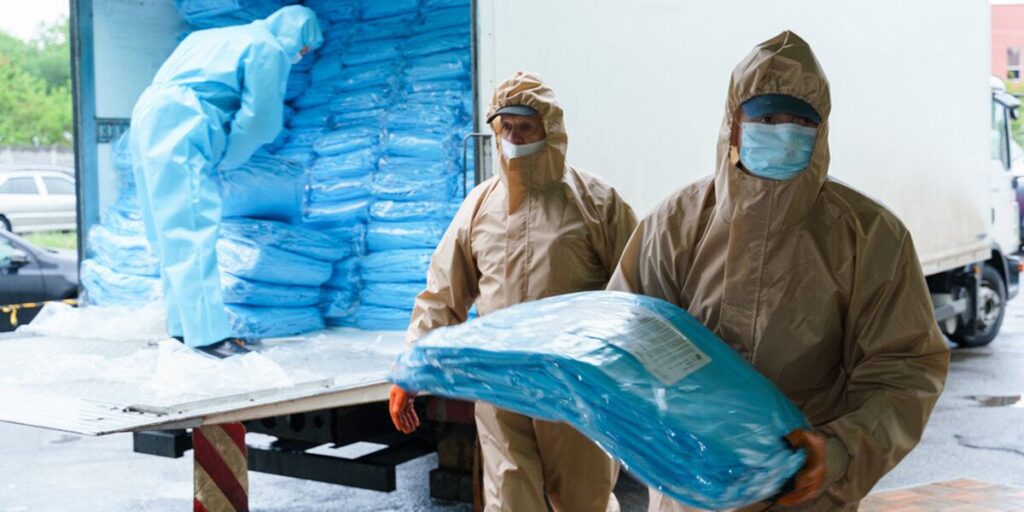 До вінницьких лікарень передали 16 тис. костюмів біозахисту