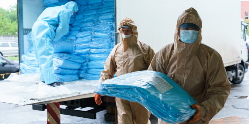 До вінницьких лікарень передали 16 тис. костюмів біозахисту