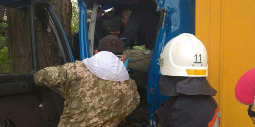 У Козятинському районі зіткнулися дві вантажівки, одного з водіїв затисло у кабіні