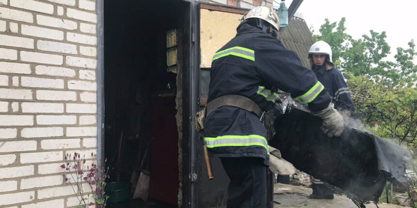 У Ладижині рятувальники ліквідовали пожежу в дачному будинку