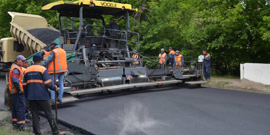 Дорожники вкривають гарячим асфальтобетоном трасу Немирів - Ямпіль