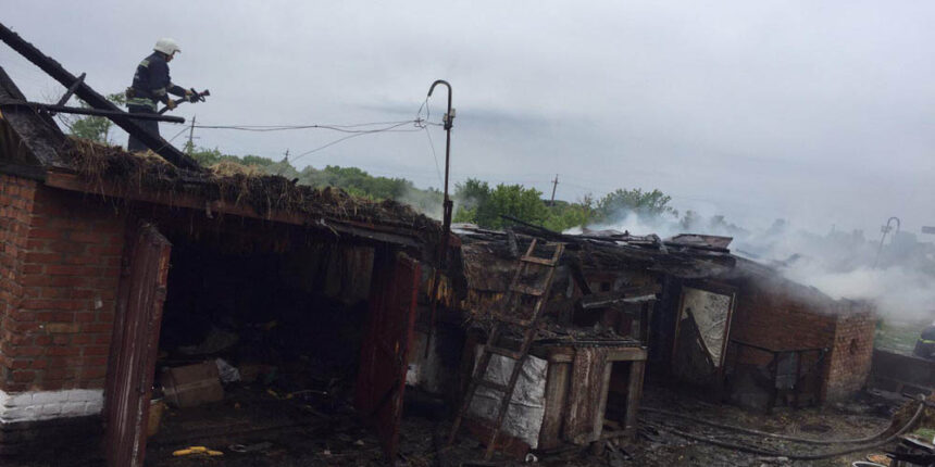 На Вінниччині рятувальники ліквідували пожежу господарчої будівлі
