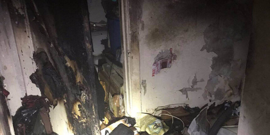 У Вінниці під час пожежі у «висотці» бійці ДСНС врятували людину