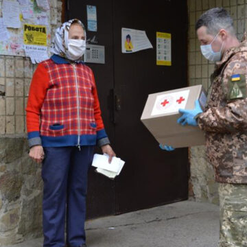 У Вінниці літні люди отримали допомогу від військовослужбовців та Червоного Хреста